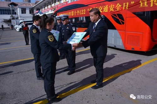 公交、交警戮力同心保安全