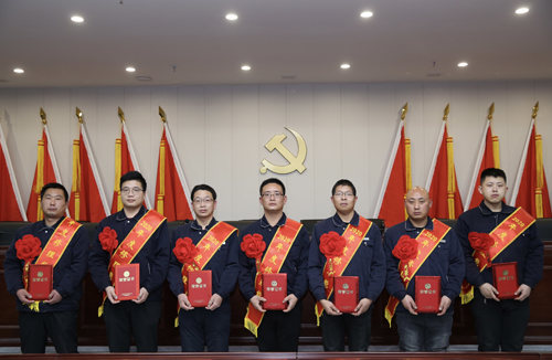 0206 修理能手從左至右依次為 邵冠峰、王寶玉、潘春樂(lè)、李龍、許特斯、韓利杰、寇增亮.jpg