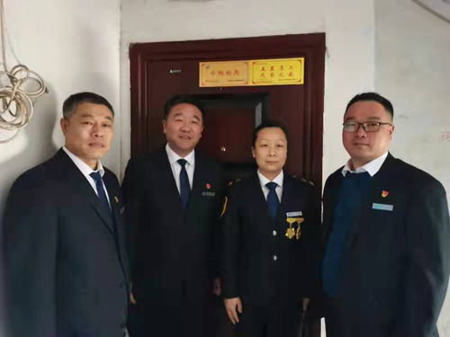 “一人得獎，全家光榮” 送“牌”上門，集團(tuán)為標(biāo)兵先進(jìn)送去榮譽(yù)喜報牌匾