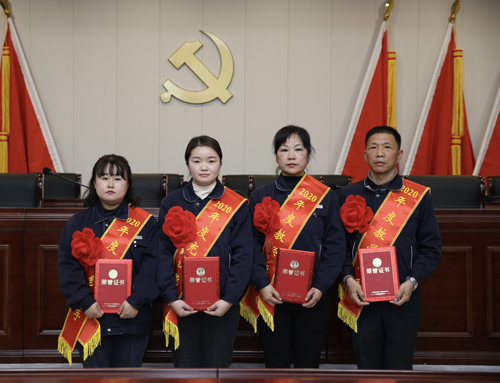 0207 從左至右依次為 點(diǎn)鈔能手王璐、充值能手孫昭娣、教學(xué)能手王慧娟、孫衛(wèi)東.jpg