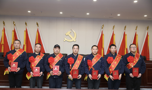 0202  標(biāo)兵從左至右依次為 苗田、尤建鵬、劉德斌、褚聰偉、王占峰、解偉強(qiáng)、馬群藝.jpg